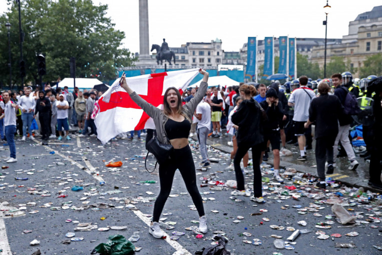 Englezi napravili haos na ulicama: Povređeno 19 policajaca, to su siledžije, a ne navijači
