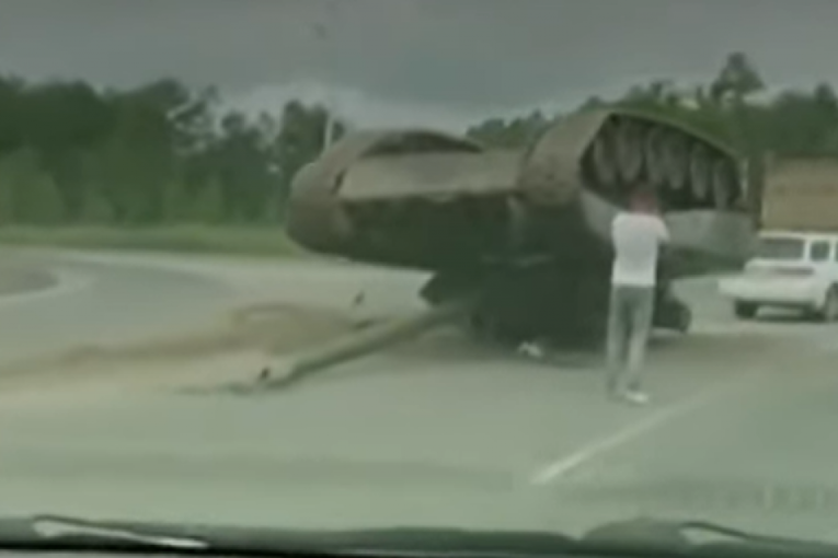 Ruski vojnici uspeli da prevrnu tenk od 40 tona: Pravo iznenađenje na putu (VIDEO)