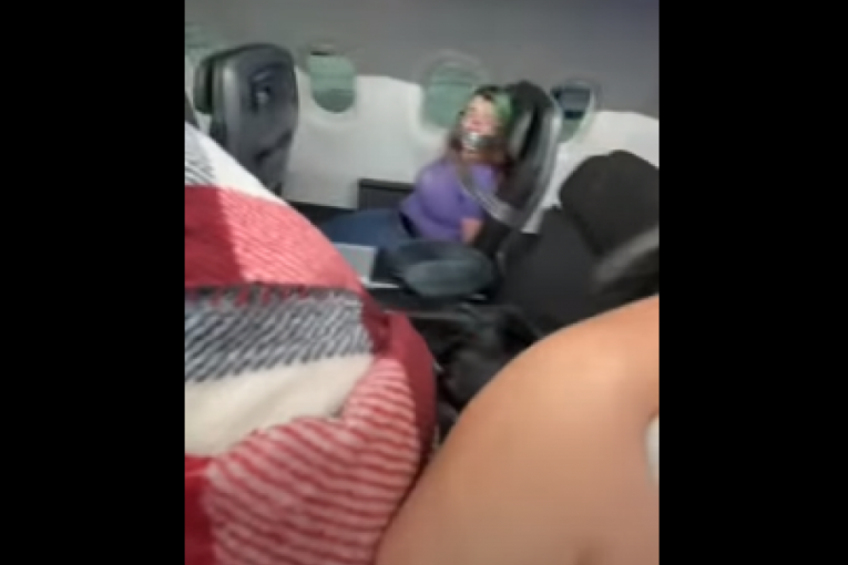 Nesvakidašnja scena u avionu: Putnica zalepljena za sedište, htela da izađe (VIDEO)