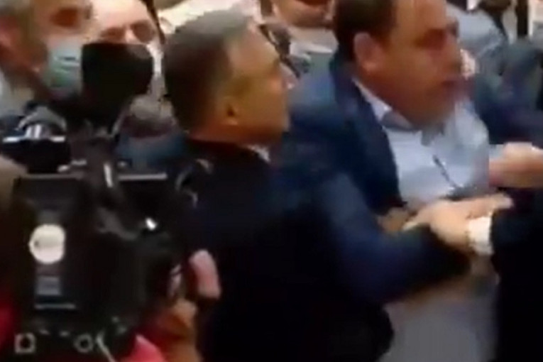 Žestoka tuča u gruzijskom parlamentu! Opozicija upala u sobu za sastanke zakonodavnog tela! (VIDEO)