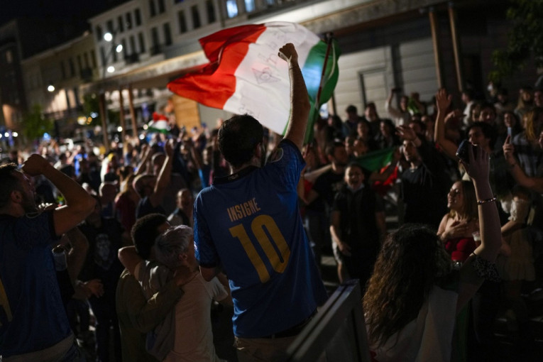 Italija u transu: Cela zemlja izašla na ulice, pevalo se do jutra (VIDEO)