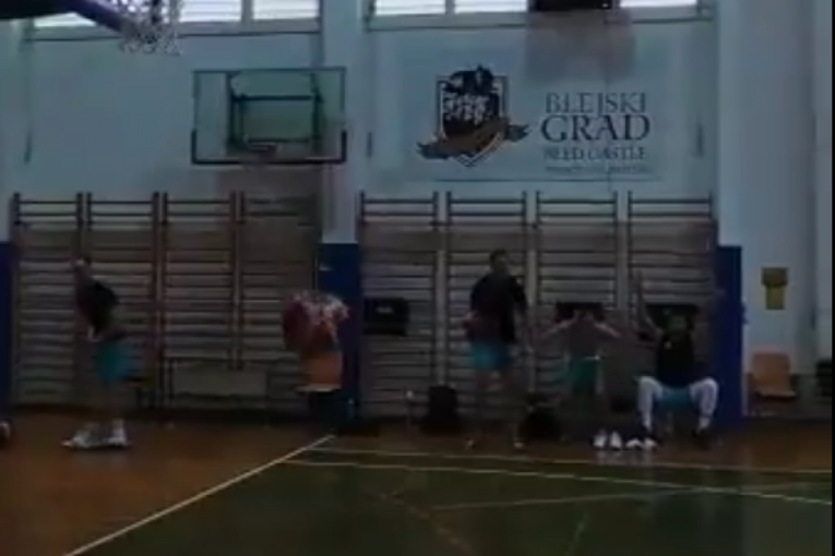 Magija: Dončić može i sedeći, lopta ulazi u koš kako god da šutne (VIDEO)