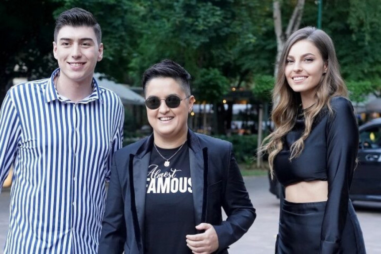 Veselo uoči koncerta u Gračanici: Zvezde „Granda" se opustile na čelu sa Šerifovićevom! (FOTO/VIDEO)