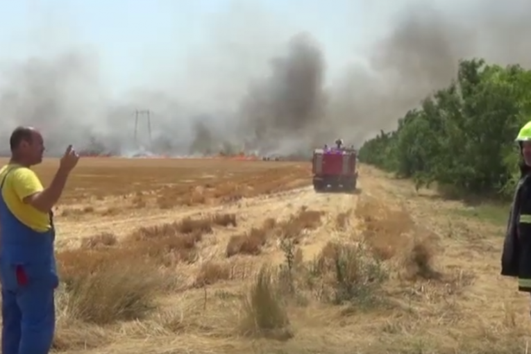 Tri velika požara besne u Kikindi: Vatrogasci se bore sa vatrenom stihijom (VIDEO)