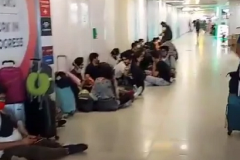 Sleteli i sačekala ih nova pravila: Na beogradskom aerodromu zarobljeno više od 100 studenata iz Indije (VIDEO)