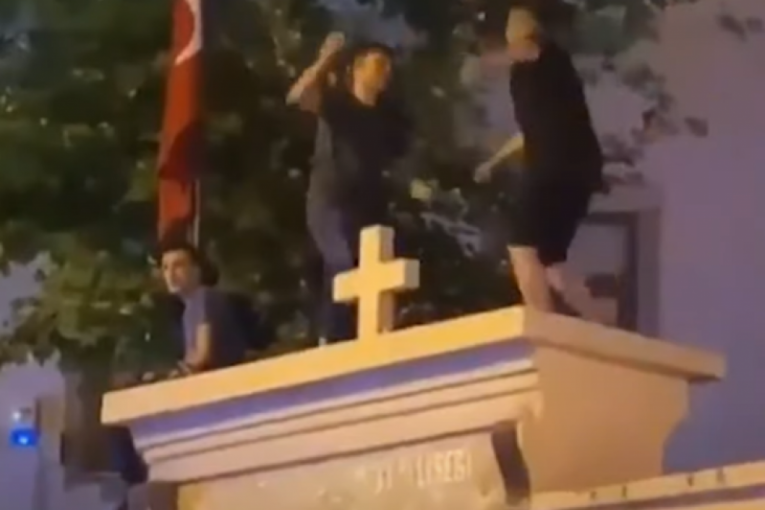 Skandal u Turskoj: Pijani mladići igrali oko krsta na zidu crkve, morao i Erdogan da reaguje!