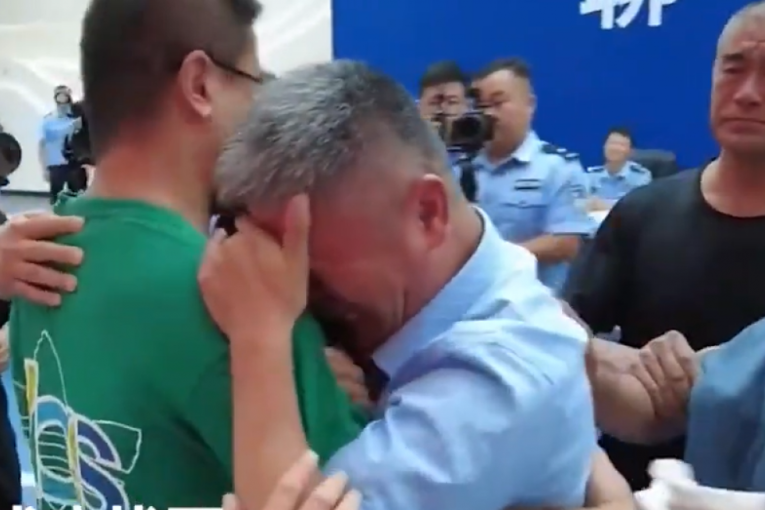 Pronašao sina koji je otet pre 24 godine! Celu zemlju prevrnuo da bi ga našao, od ovog snimka liju suze