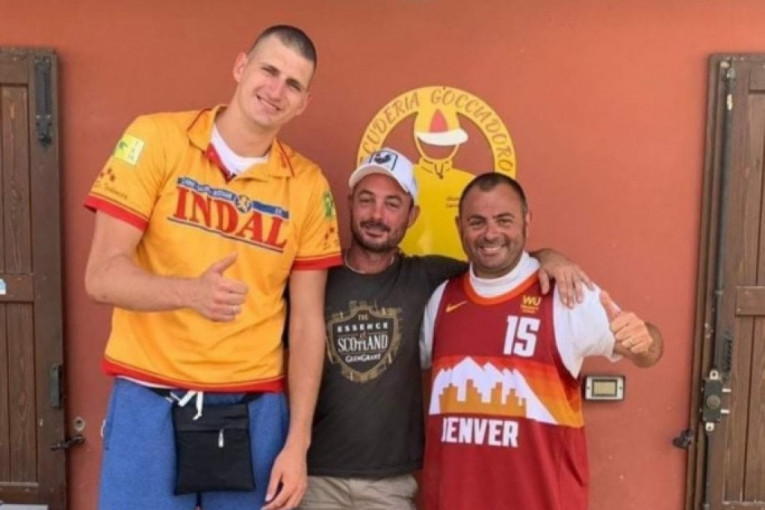 Jokić se snabdeo pivom nešto pre ponoći: Srpski košarkaš na odmoru u Italiji