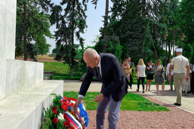 Povodom 14. jula: Položeni venci na Spomenik zahvalnosti Francuskoj na Kalemegdanu