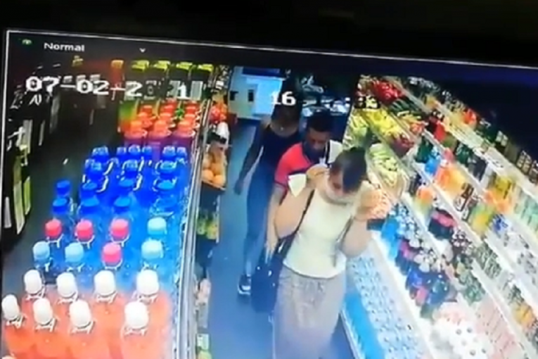 Kamera uhvatila lopova u Beogradu: Prišao ženi u prodavnici i iz torbe joj ukrao mobilni telefon (VIDEO)