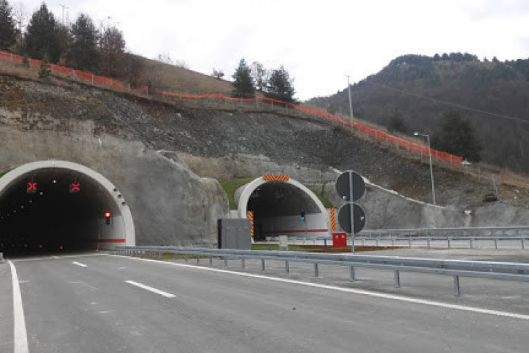 Zatvorena preticajna traka na auto-putu "Miloš Veliki": Izvode se radovi na hidrantskoj mreži u tunelu Šarani