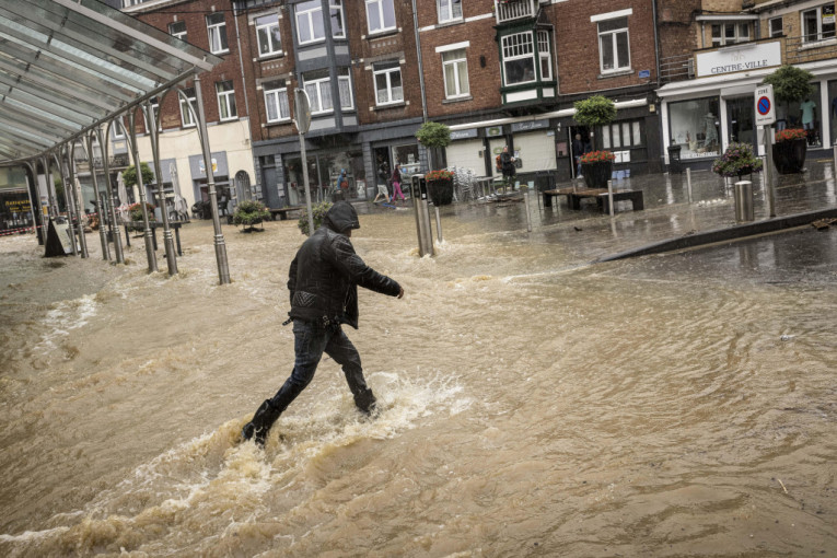 Belgija opet poplavljena: Bujica nosi automobile (VIDEO)