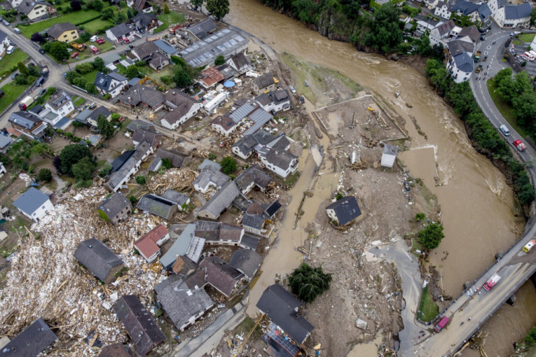 Snimci iz vazduha pokazuju razmere katastrofe: Više od 40 mrtvih u Nemačkoj i Belgiji u strašnim poplavama