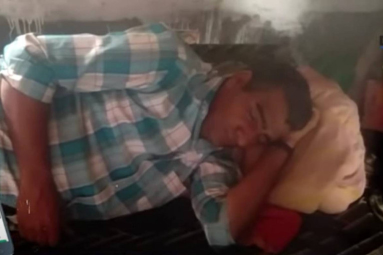 Dešava mu se da zaspi na poslu i prespava 25 dana