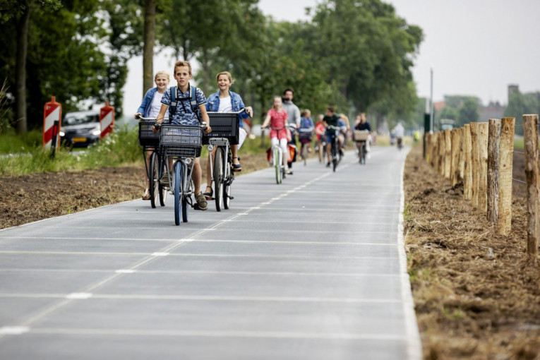 U Holandiji otvorena najduža solarna biciklistička staza: Prvi se provozali učenici osnovne škole