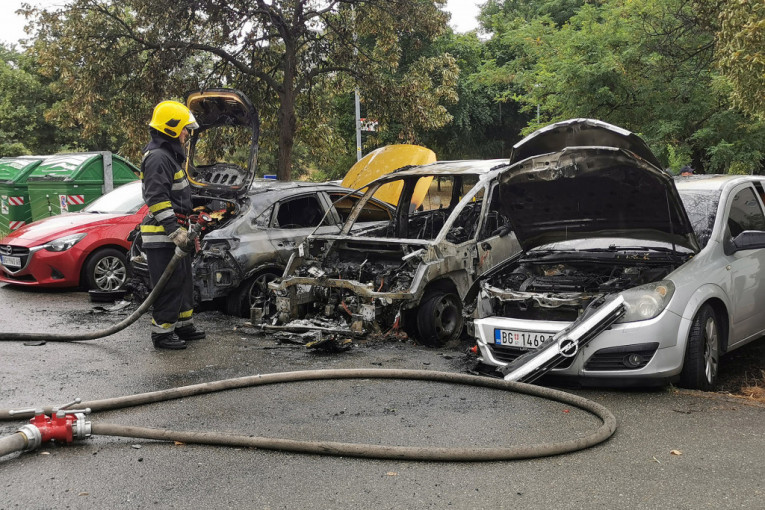 Zapalio se automobil na Novom Beogradu, požar zahvatio i okolna vozila (FOTO)