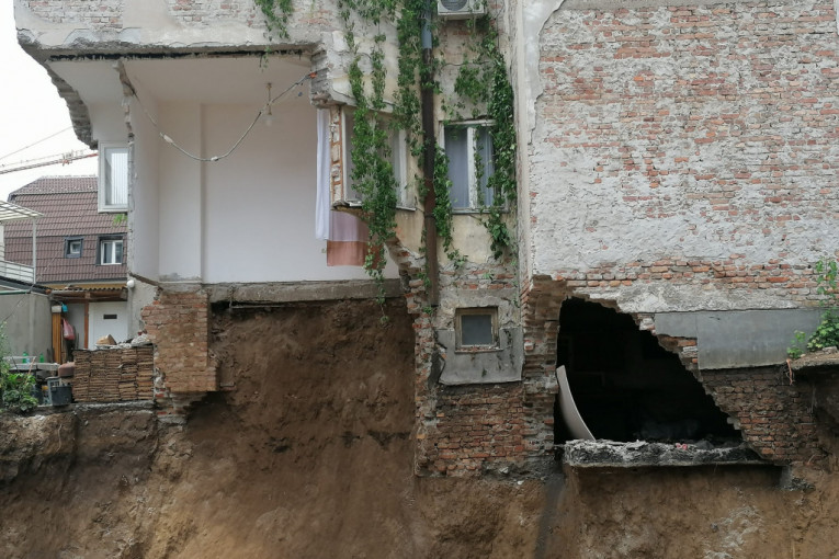 Drama na Vračaru: Urušila se zgrada, u toku evakuacija stanara!