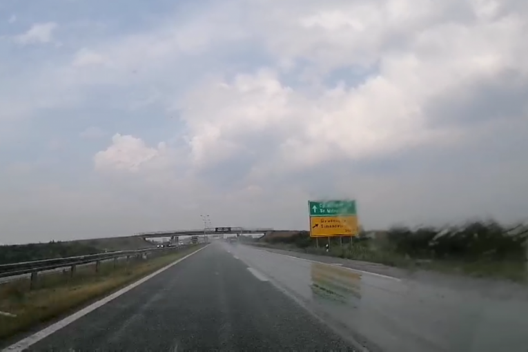 Nevreme pravi rusvaj: Tri automobila se sudarila kod Šimanovaca (VIDEO)