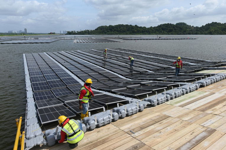 Singapur predstavio jednu od najvećih svetskih farmi plutajućih solarnih panela
