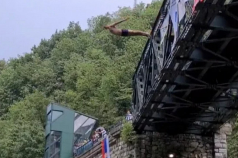 "Anđo, udaj se za mene": Mladić skočio sa mosta u Užicu (VIDEO)