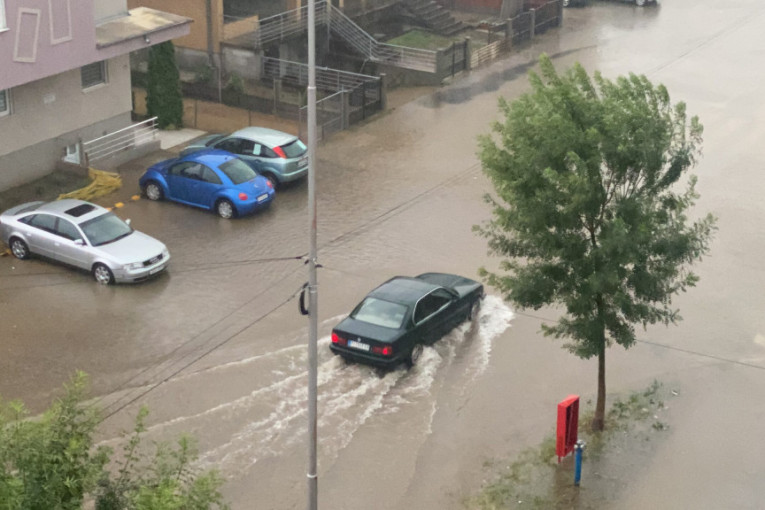 Kiša napravila haos u Pirotu: Jezero nasred grada, nestalo i struje (VIDEO, FOTO)