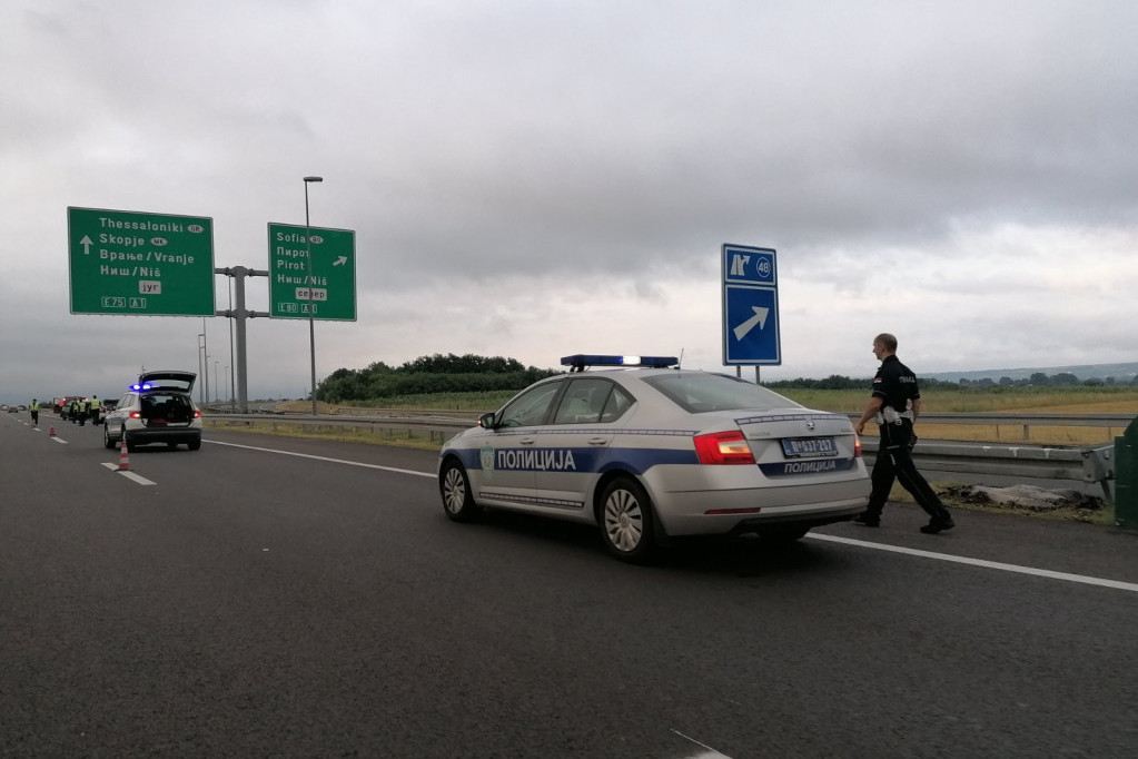 Teška saobraćajna nesreća kod Dobanovaca: Lančani sudar tri vozila