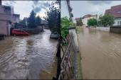 Potop u naselju Vojvode Vlahovića: Ulice opet poplavljene, ugroženo nekoliko domaćinstava (FOTO/VIDEO)