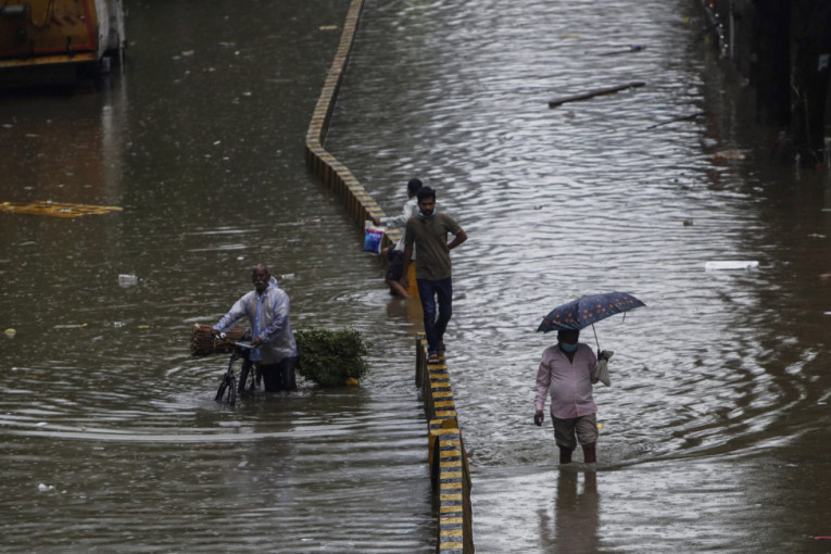 Katastrofa u Indiji: Monsunske kiše, klizišta odnela kuće, na desetine poginulih (FOTO)