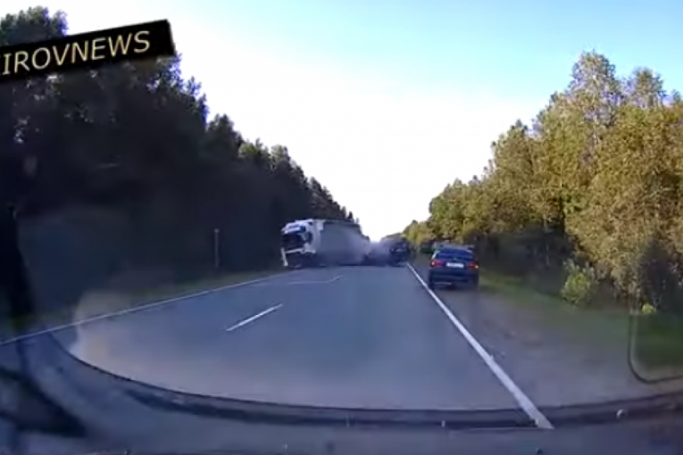 Teška saobraćajna nesreća u Rusiji: Auto se zakucao u kamion (VIDEO)