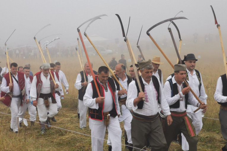 Održan "kosački Vimbldon" na planini Rajac: Takmičari iz Srbije i regiona ukrstili naoštren alat (FOTO)