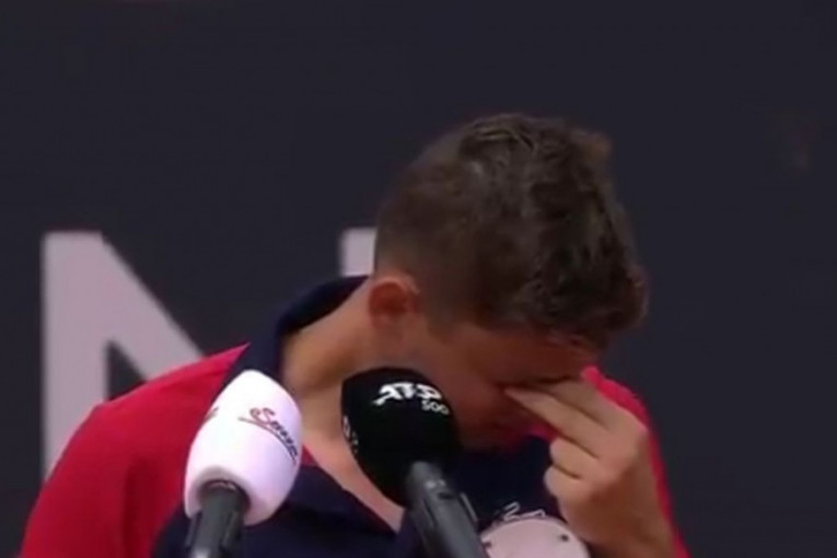 Baš mu teško palo: Krajinović nikako da podigne pehar, zbog toga je i zaplakao (VIDEO)