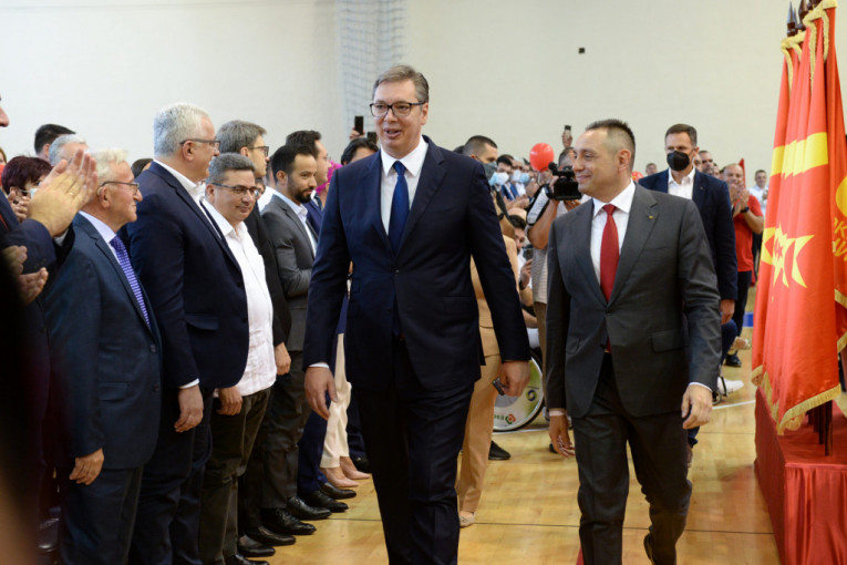Vučić na svečanosti Pokreta socijalista: Spaja nas ljubav prema zemlji, plate i penzije su najveće u istoriji (FOTO)