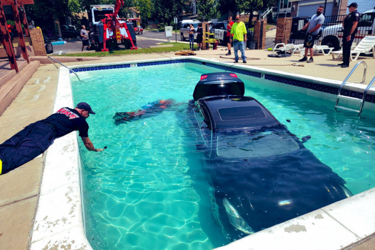 Vozač bez mane ne zna za strah: Gas do daske pa na dno bazena! (FOTO/VIDEO)