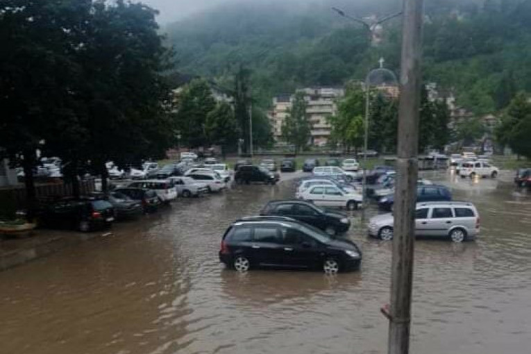 Potop u Priboju, snažno nevreme i u Vršcu: Padavine i danas prave haos po Srbiji (FOTO)