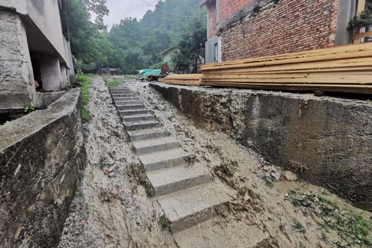 Padavine odsekle prilaz ivanjičkim selima: Ponovo potop i na gradskim ulicama (FOTO)