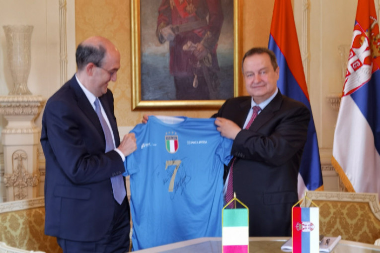 "To Ivica all the best": Jedinstven poklon za predsednika Skupštine od slavnog fudbalera (FOTO)