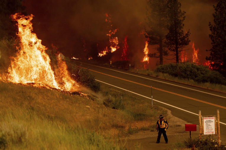 Požari besne u SAD: Gori milion hektara, najavljene i suve oluje! (VIDEO)