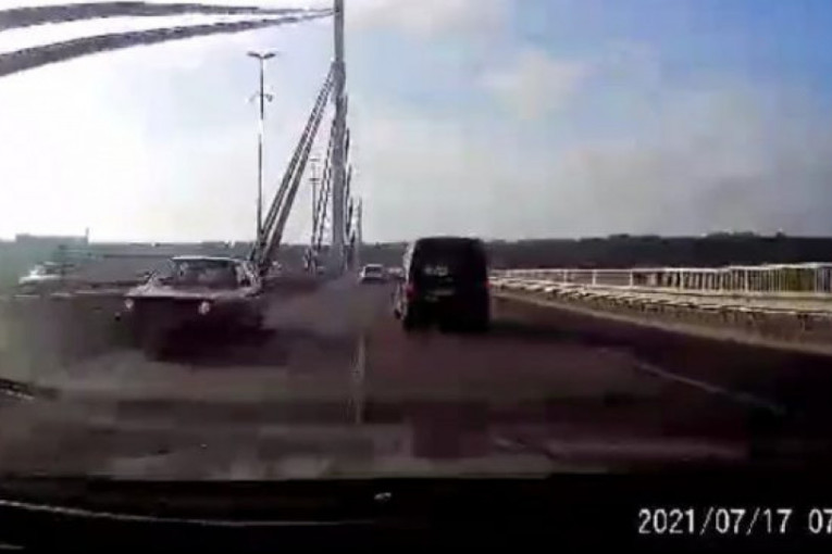 Učesnici saobraćaja šokirani na Mostu slobode: Vozio u kontra smeru (VIDEO)