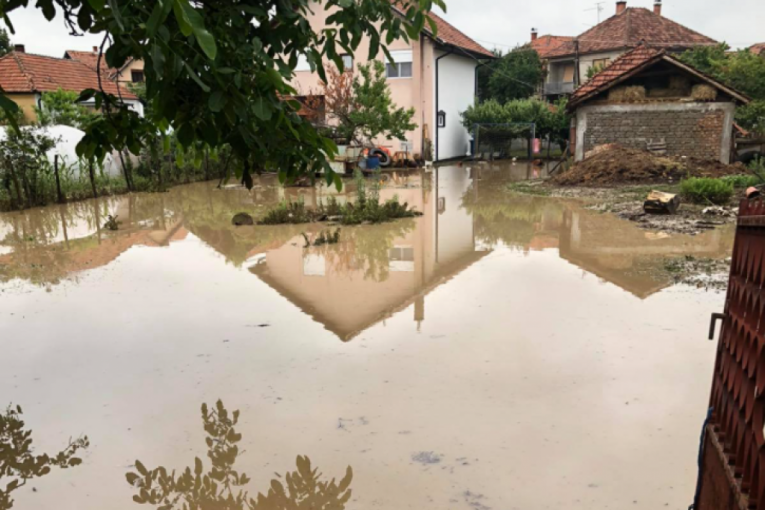 Poplava probudila Zagrepčane: Voda tekla satima i izdigla asfalt, potopljeni podrumi i fudbalski klub