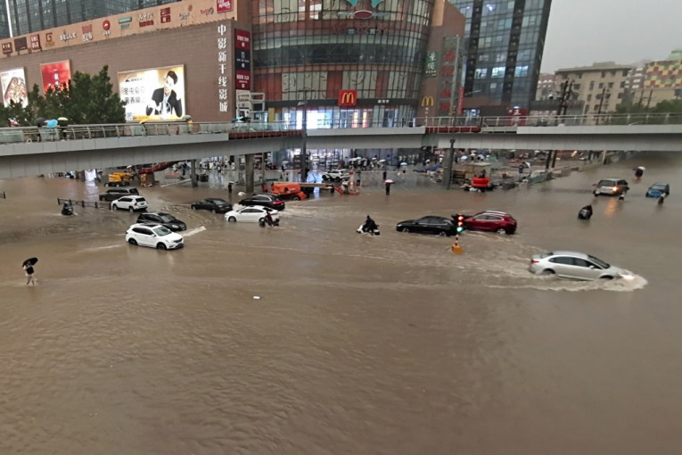 Drama u metrou u Kini: Voda do ramena, ulicama plivaju automobili (VIDEO)