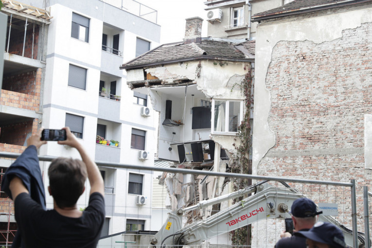 Srušio se još jedan sprat zgrade na Vračaru: "Makar penziju i dokumenta da sam uzela" (FOTO/VIDEO)