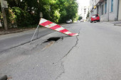 Vožnja kao u igrici: "Slalom" za rupe i kratere u Paštrovićevoj ulici (FOTO/VIDEO)