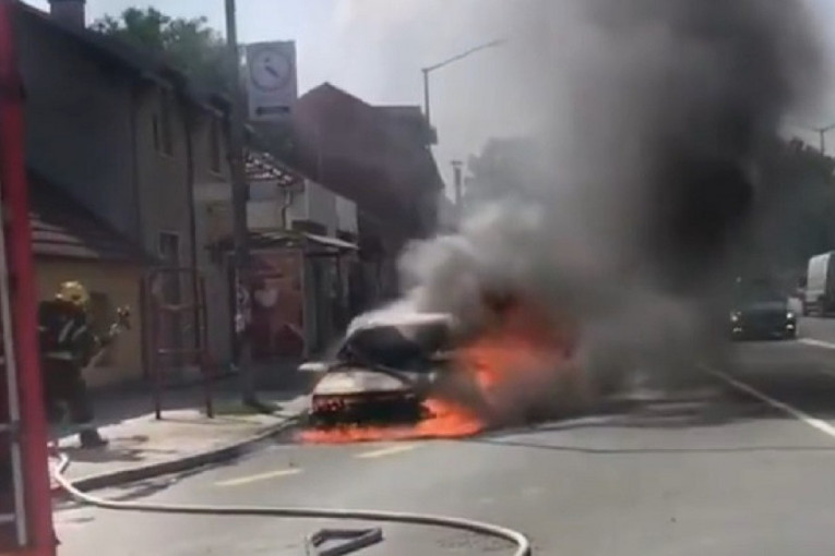 Vatra progutala automobil u Petrovaradinu: Zapalio se tokom vožnje, muškarac uspeo da istrči (VIDEO)