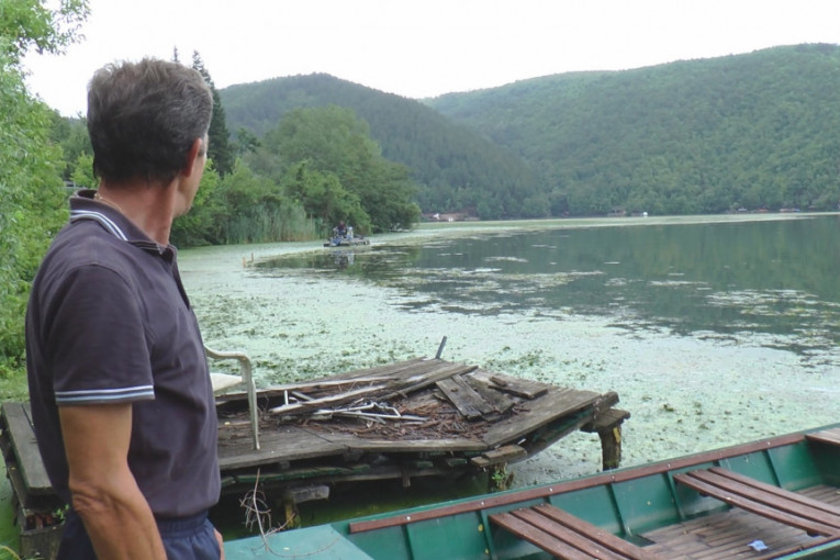 Jezero Međuvršje se ne vidi od trave: Mašine krenule u hitno čišćenje (FOTO)