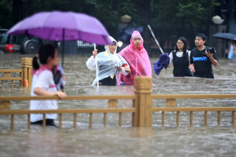 Neverovatan snimak iz poplavljene Kine: Žena nestaje u bujici, a onda heroji stupaju na scenu (VIDEO)
