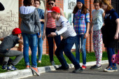 Deca izmislila novi opasan izazov: Leže nasred ulice dok ne naiđe auto