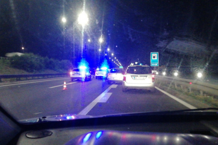 Stravična saobraćajka na auto-putu kod isključenja za Medaković: Na kolovozu rasuti delovi tela (FOTO)