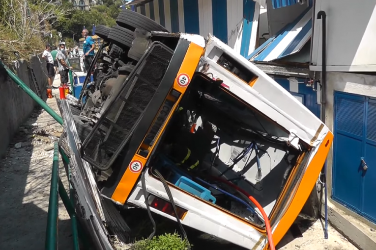 Nesreća na popularnom ostrvu: Autobus sleteo na plažu, vozač poginuo (VIDEO)