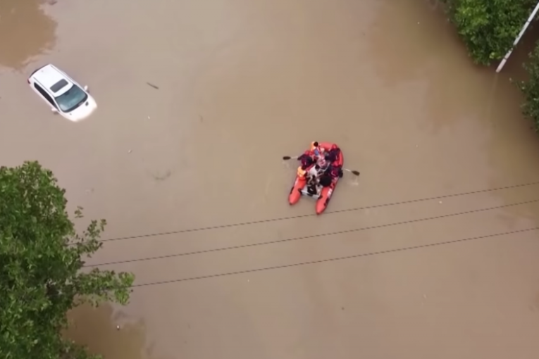 Snimak dronom pokazuje pravo stanje u Kini: Metro i dalje pod vodom (VIDEO)