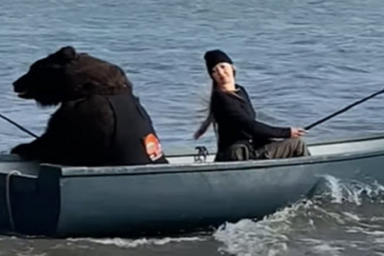 Neobično prijateljstvo: Devojka i njen ljubimac medved zajedno na pecanju (VIDEO)